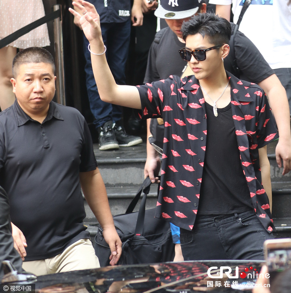 吴亦凡穿破洞裤戴黑超痞气足 获黑人大哥护驾