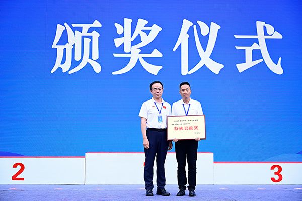 (张)“巴尔农牧杯”2023美丽中国·全国门球大赛(四川荣县站)闭幕_fororder_5颁发“2023美丽中国·全国门球大赛”特殊贡献奖(摄影-廖志全)