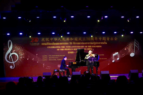 图片默认标题_fororder_中国钢琴家汪洋与泰国小提琴家西里蓬合奏