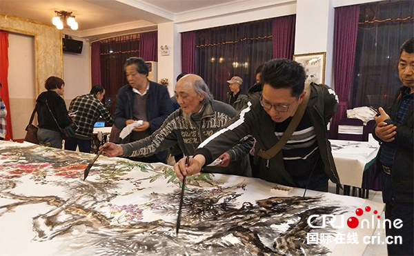 图片默认标题_fororder_现场创作（巴蜀撷英书画院供图）