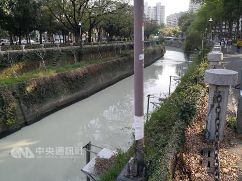 高雄爱河变“牛奶河”官方否认系污染事件