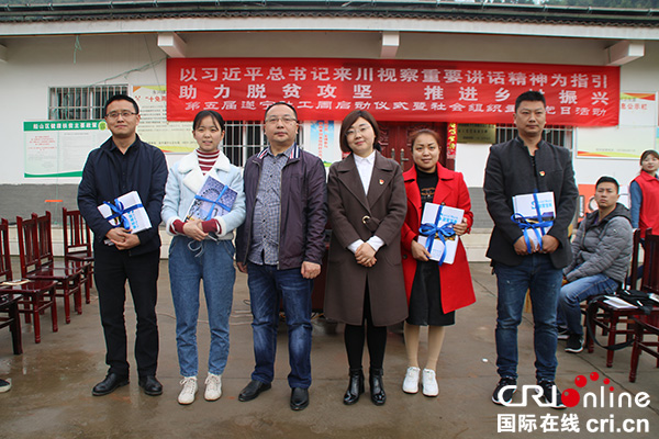 图片默认标题_fororder_遂宁市委非公经济和社会组织工委副书记田贵凡赠送《社会工作政策宝典》并合影--柯云清摄影