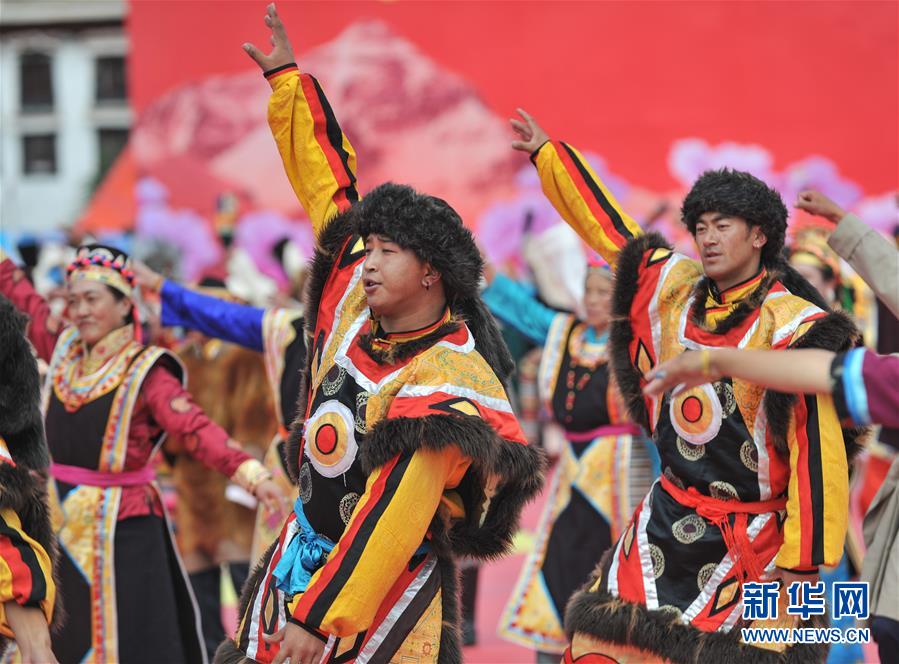 西藏：千人锅庄颂祖国