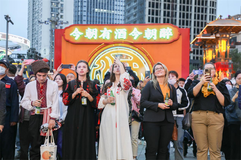 Consular Officials Visit Laobeishi in Shenyang: Experiencing the Vibrant Nightlife and "International Fun" of Shenyang Night SOHO_fororder_图片2