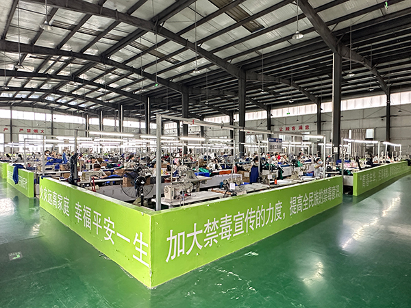 筑就戒毒人员“绿色家园” 简阳这样做_fororder_简阳市华宇制衣有限公司车间-供图-简阳市融媒体中心-_1_