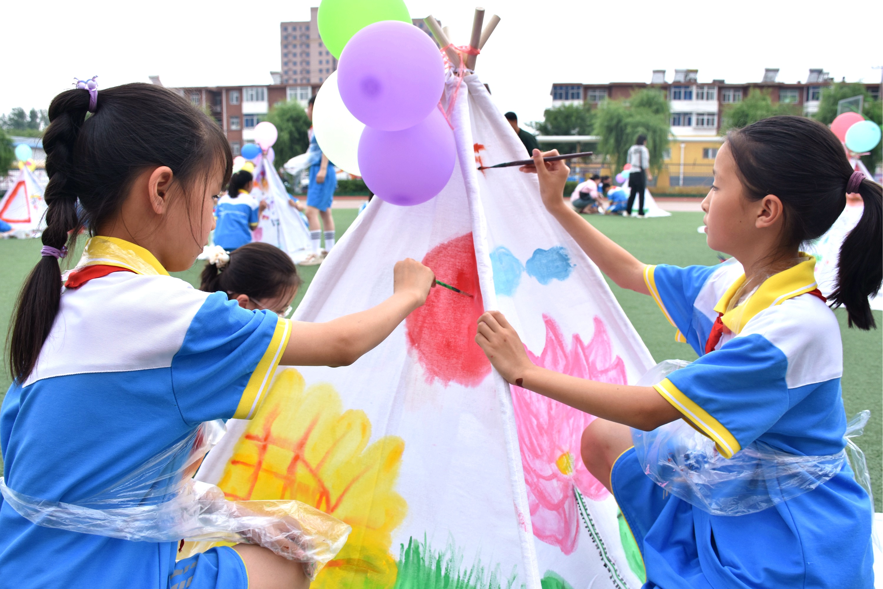第十一届京津冀招才引智大会举办_fororder_清苑区第二小学的同学们在帐篷上进行创意绘画。 赵琪摄1.JPG