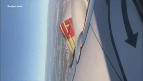 「海外网」美联航一架波音737紧急返航 引擎盖飞行时被掀开