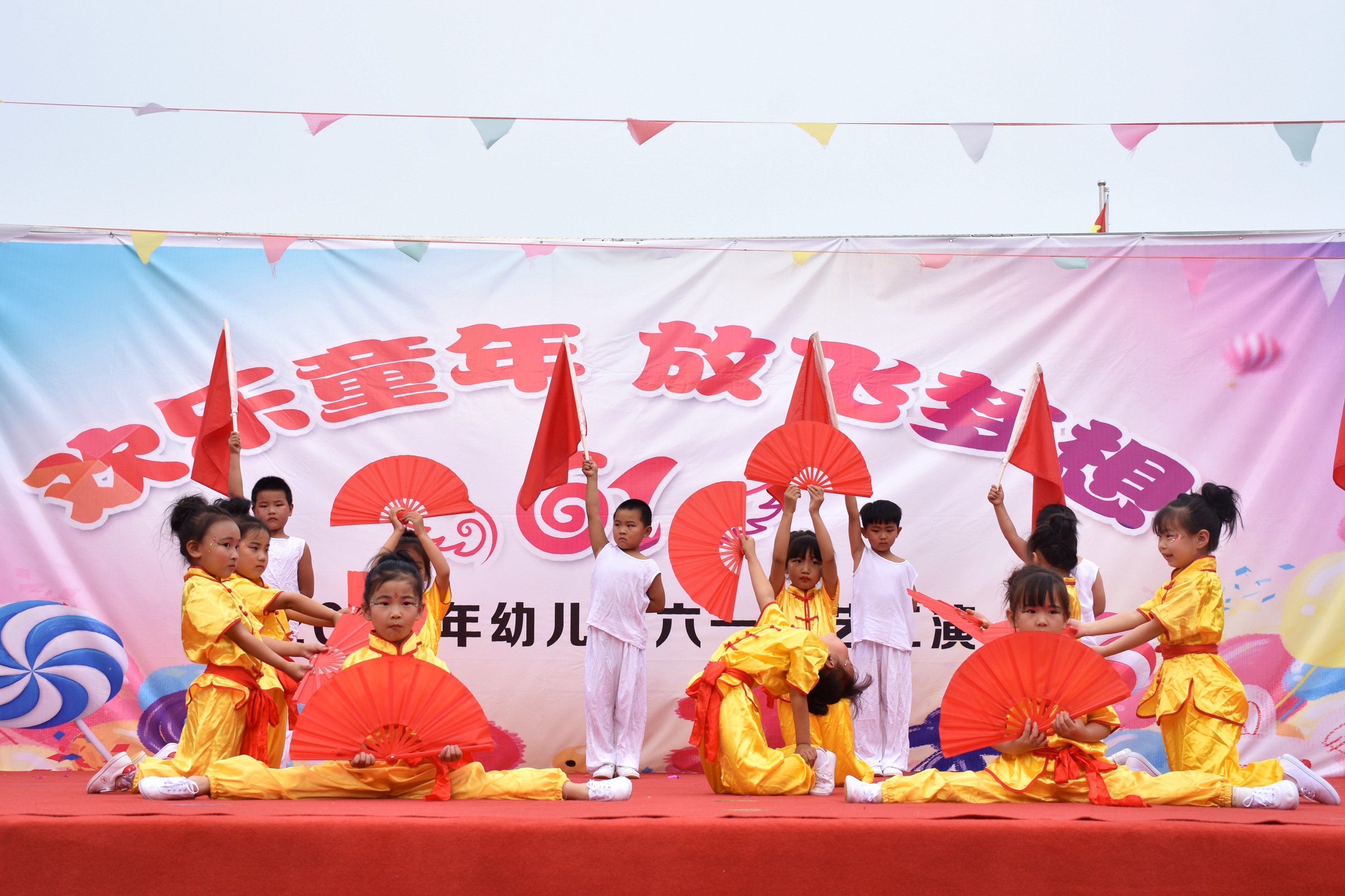 第十一届京津冀招才引智大会举办_fororder_清苑区魏村镇魏村西街幼儿园的小朋友们表演舞蹈。 赵琪摄.JPG