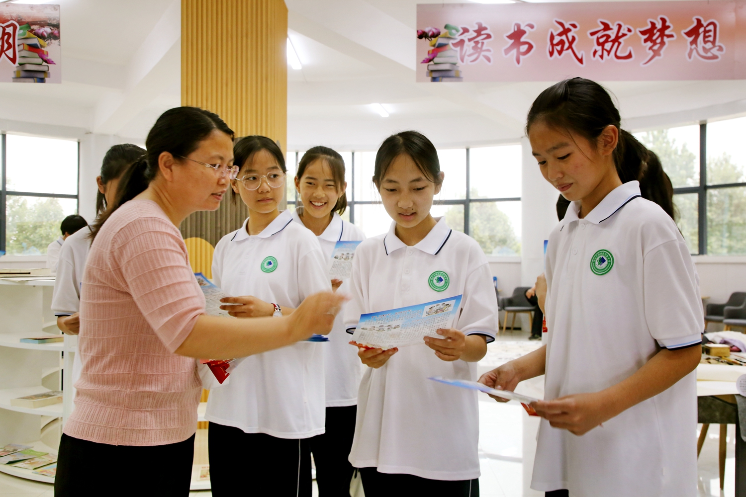 图片默认标题_fororder_满城区扫黄办工作人员为学生讲解文明用网相关知识 摄影 杨东升