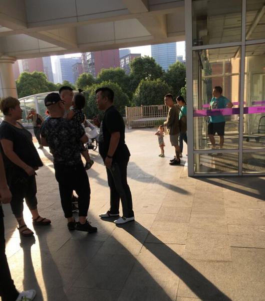 郭德纲现身南京医院 带小儿子看望受伤徒弟张云雷(图)