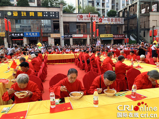 【CRI专稿 列表】70名70岁老人同吃小面 庆祝新中国成立70周年【内容页标题】重庆70名70岁老人同吃”国庆面“ 庆祝新中国成立70周年
