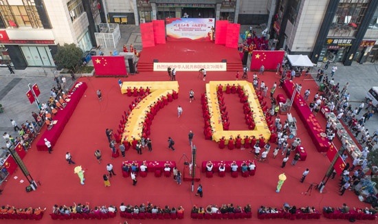【CRI专稿 列表】70名70岁老人同吃小面 庆祝新中国成立70周年【内容页标题】重庆70名70岁老人同吃”国庆面“ 庆祝新中国成立70周年