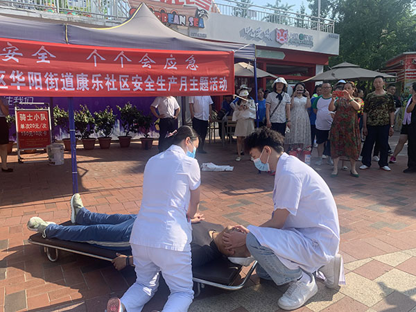 (张)泸州江阳:开展“人人讲安全·个个会应急”安全生产月应急演练_fororder_4、医疗人员抢救伤员