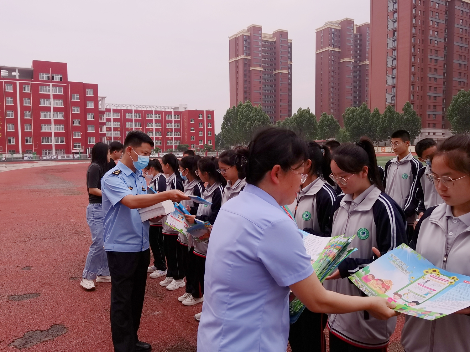图片默认标题_fororder_满城区扫黄办工作人员为学生发放宣传资料 摄影 杨东升
