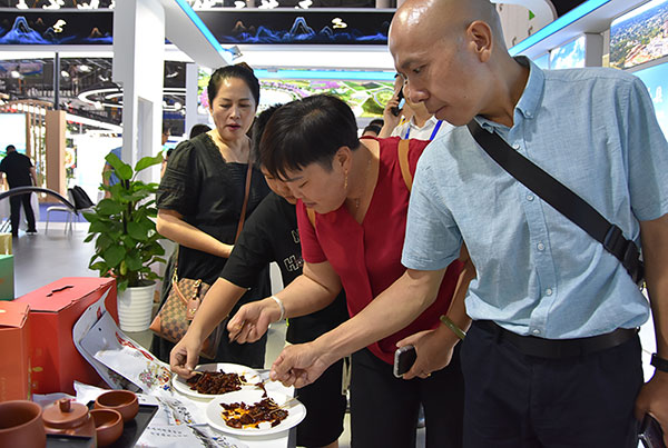 (张)自贡市荣县组织企业参展第十九届西博会_fororder_4观众品尝冷吃兔