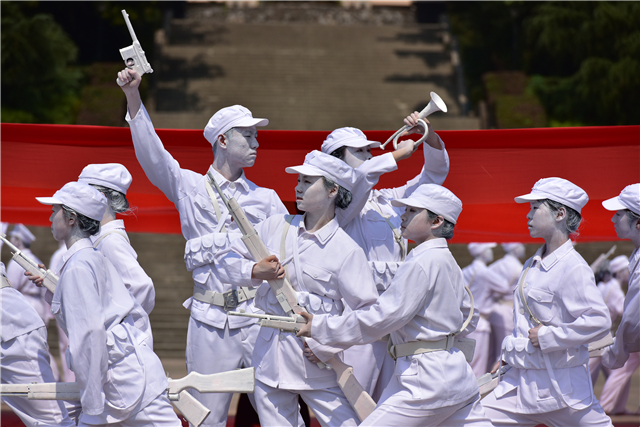 【湖北】【供稿】华中农业大学原创大型广场音乐舞蹈人体雕塑《红旗颂》倾情上演