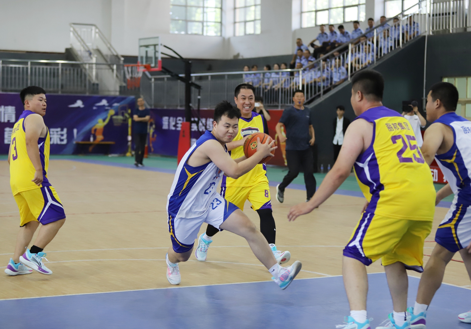 (原创)保定市满城区公安分局首届“丽邦杯”篮球赛拉开帷幕_fororder_图为比赛精彩瞬间 摄影 陈振新