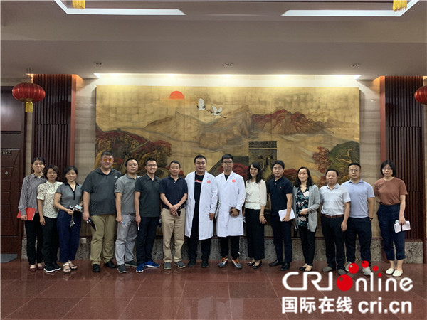 图片默认标题_fororder_张建国(左八)和他的同事与中国驻孟加拉国大使馆工作人员合影