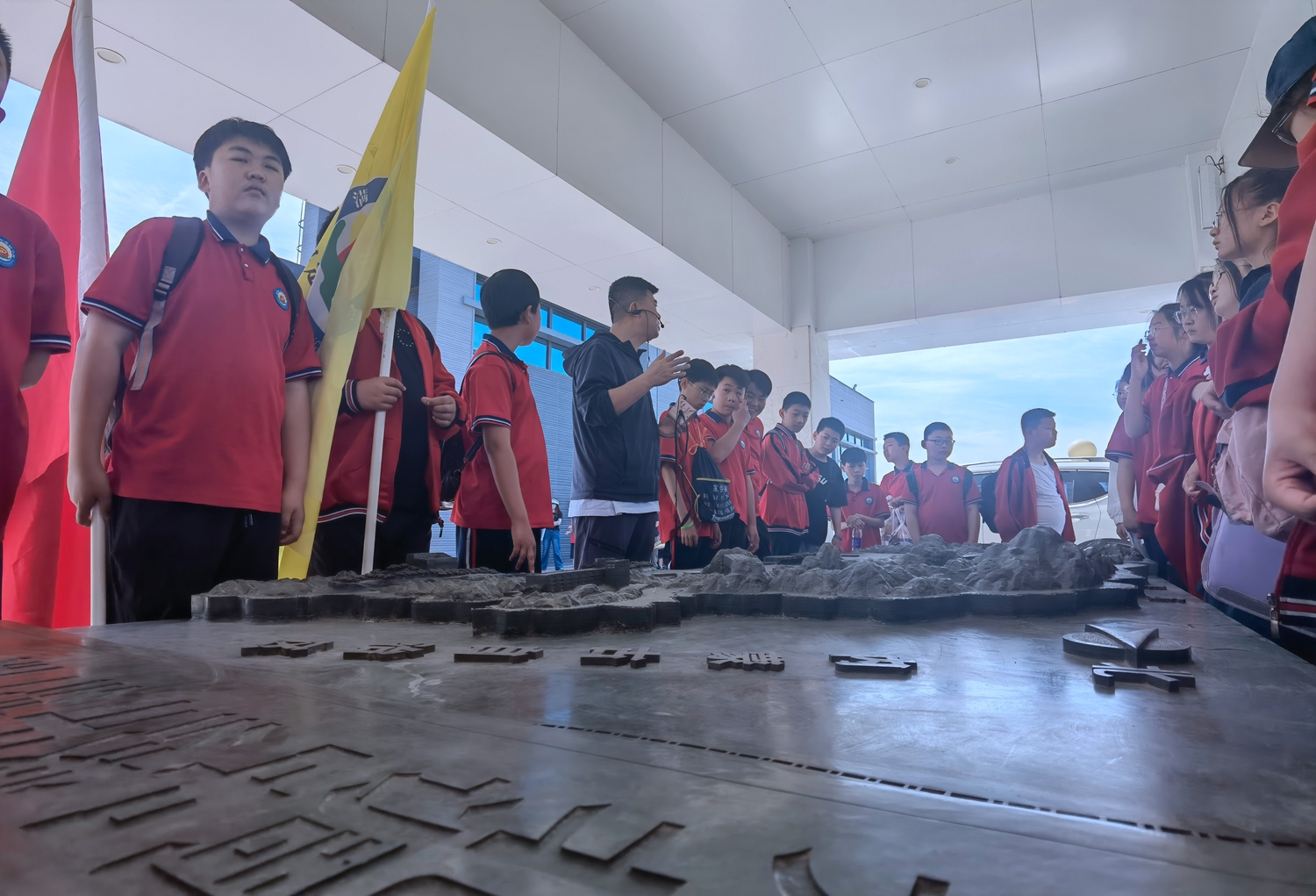 图片默认标题_fororder_工作人员讲解南水北调工程 摄影 杨峰