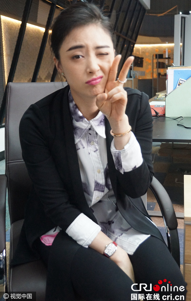 暴走表情包! 蒋欣斜眼嘟嘴频露狂笑变逗比(图)