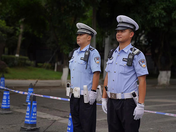 德阳广汉:护航高考 莘莘学子对民警真情告白_fororder_微信图片_20230609104413
