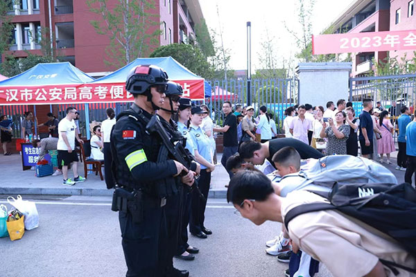 德阳广汉:护航高考 莘莘学子对民警真情告白_fororder_学生向执勤民警鞠躬