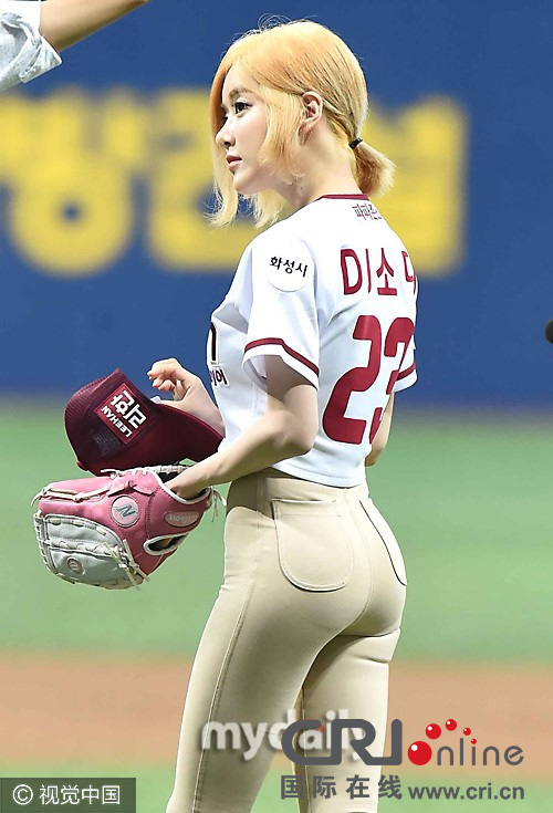 SODA棒球赛开球 露脐装紧身裤纤腰翘臀[2]