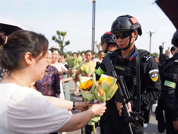 德阳广汉:护航高考 莘莘学子对民警真情告白_fororder_家长向执勤民警鲜花