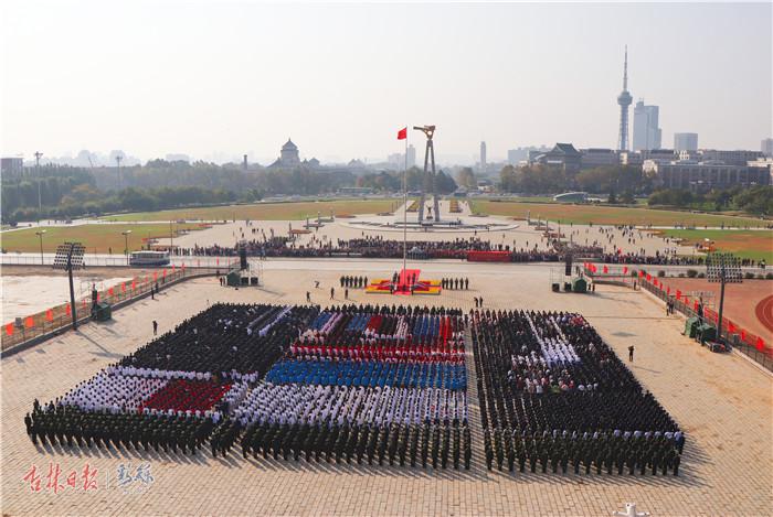 超燃！3500余人长春文化广场升国旗唱国歌为祖国庆生