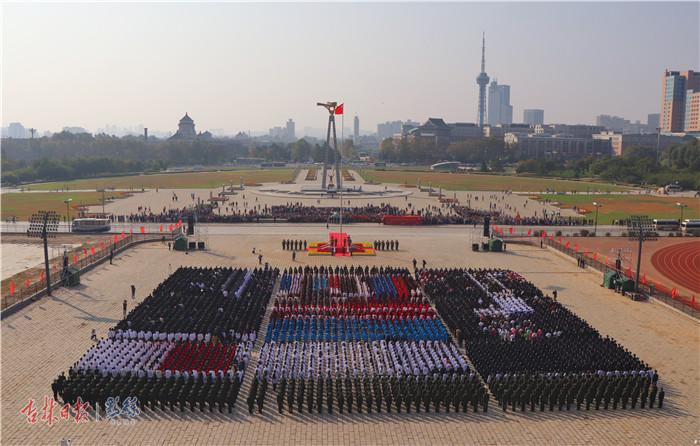 超燃！3500余人长春文化广场升国旗唱国歌为祖国庆生