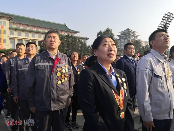 超燃！3500余人长春文化广场升国旗唱国歌为祖国庆生