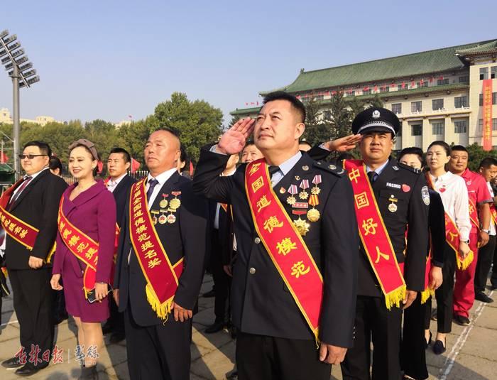 超燃！3500余人长春文化广场升国旗唱国歌为祖国庆生