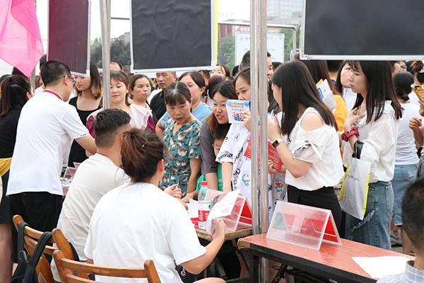 (张)招聘夜市“开张” 企业“挑灯觅才” ——德阳什邡市2023年“夏夜如火·求贤若渴”现场招聘会_fororder_mmexport1688951032364-2