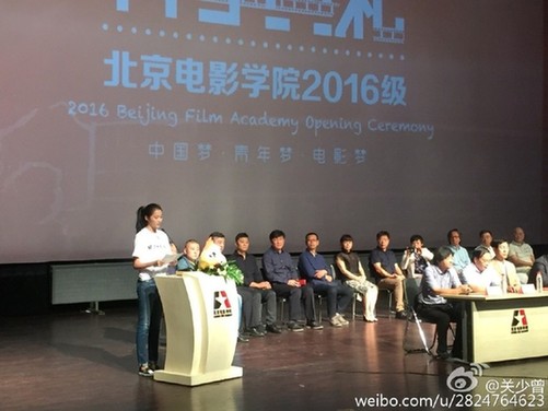 关晓彤代表新生发言 95后小花们星途坦荡