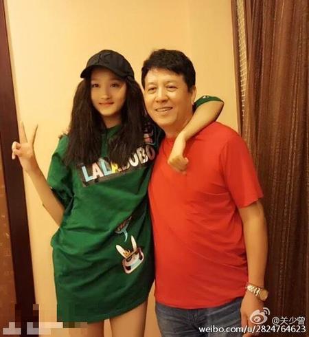 关晓彤代表新生发言 95后小花们星途坦荡