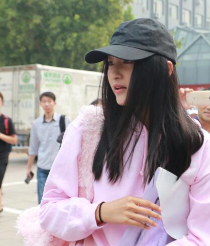 关晓彤代表新生发言 95后小花们星途坦荡