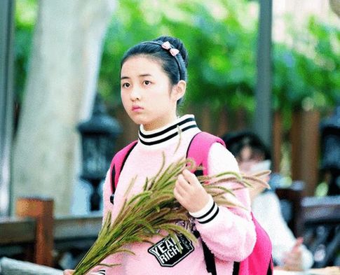 关晓彤代表新生发言 95后小花们星途坦荡