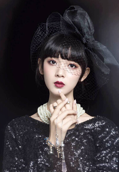 关晓彤代表新生发言 95后小花们星途坦荡