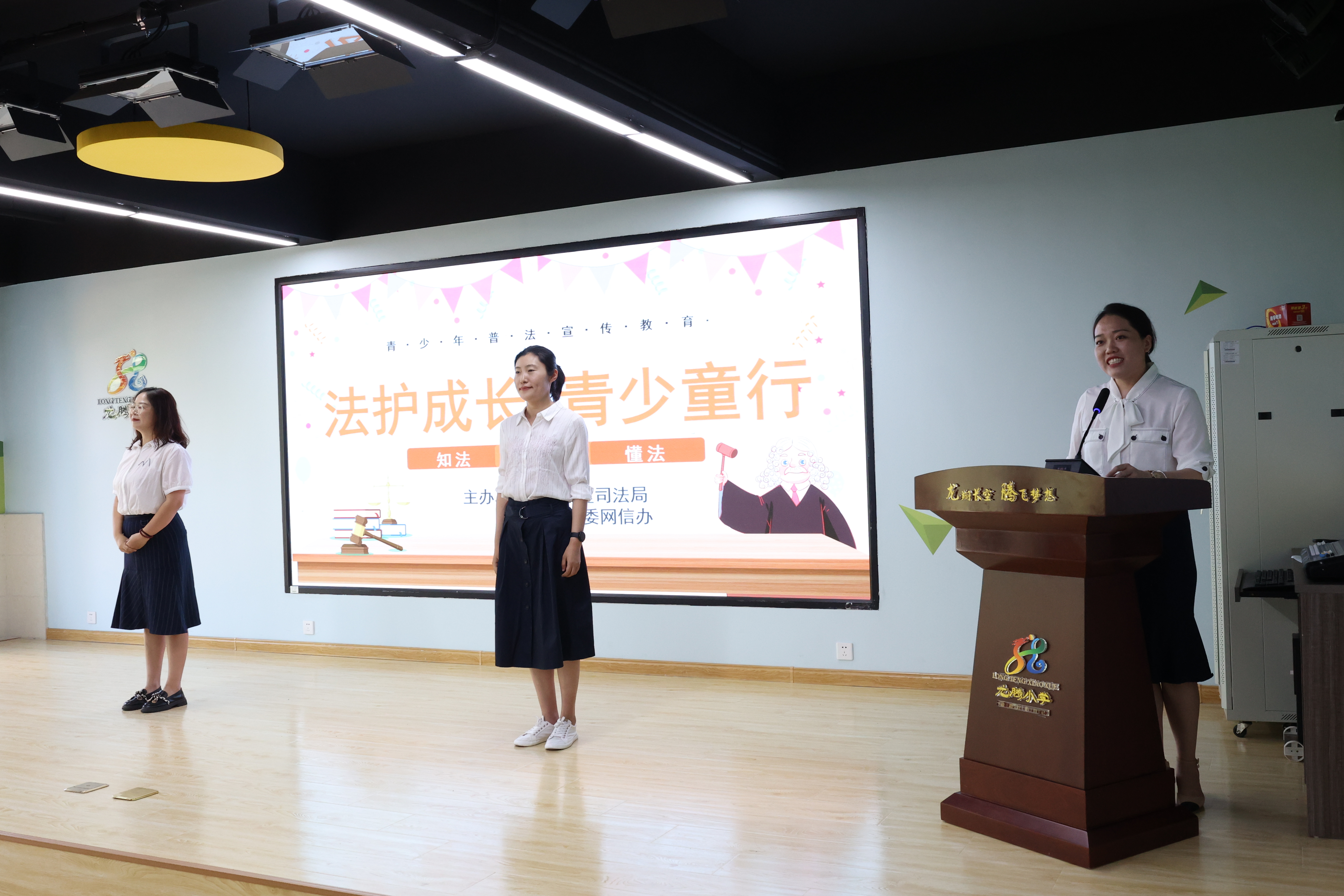 图片默认标题_fororder_司法行政干警为同学们普及校园法制知识