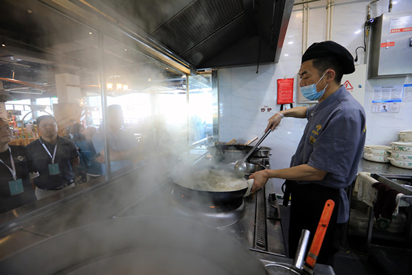 海外华文媒体走进成都简阳品鉴特色美食羊肉汤_fororder_海外华媒代表在简阳“羊扬天下”观看“简阳羊肉汤”的烹制。王磊-摄
