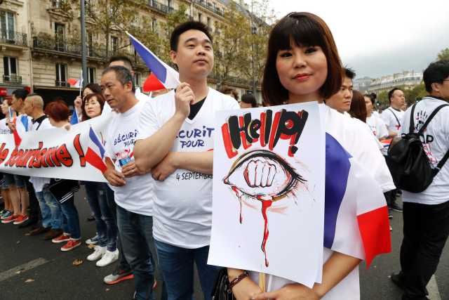 "反暴力要安全 万余法国华侨华人大游行