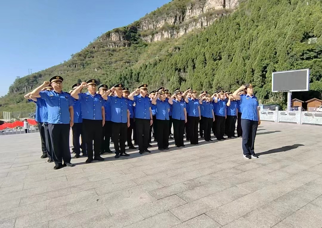 保定徐水区执法局开展“弘扬革命精神、传承红色基因” 主题活动_fororder_党员面对党旗庄严宣誓 摄影 袁达