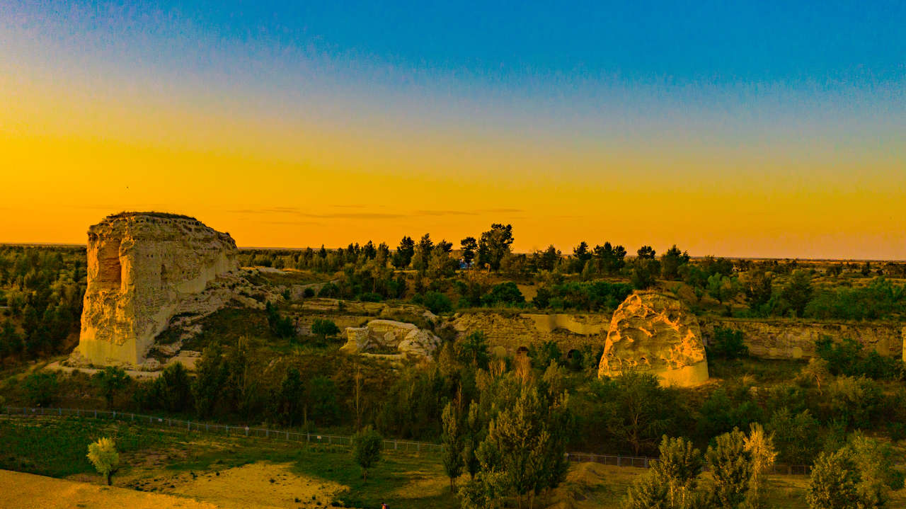“打卡中国”参访团走进靖边统万城遗址:穿越千年 探秘“最后的王城” “打卡中国”参访团走进靖边统万城遗址:穿越千年 探秘“最后的王城”_fororder_图片3