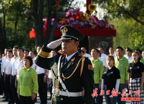 东湖绿道升起五星红旗庆祝新中国成立70周年