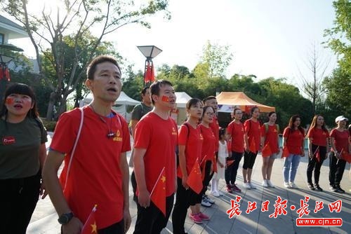 东湖绿道升起五星红旗庆祝新中国成立70周年