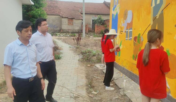 湖北商贸学院师生走进黄土岗村:用艺术墙绘助力乡村振兴 湖北商贸学院师生走进黄土岗村:用艺术墙绘助力乡村振兴