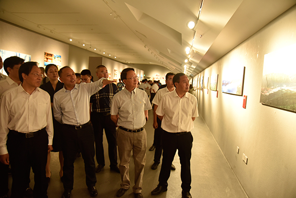 “天险蜀道 雄关剑门”中国美术摄影书法名家邀请展在成都开展_fororder_嘉宾参观展出作品