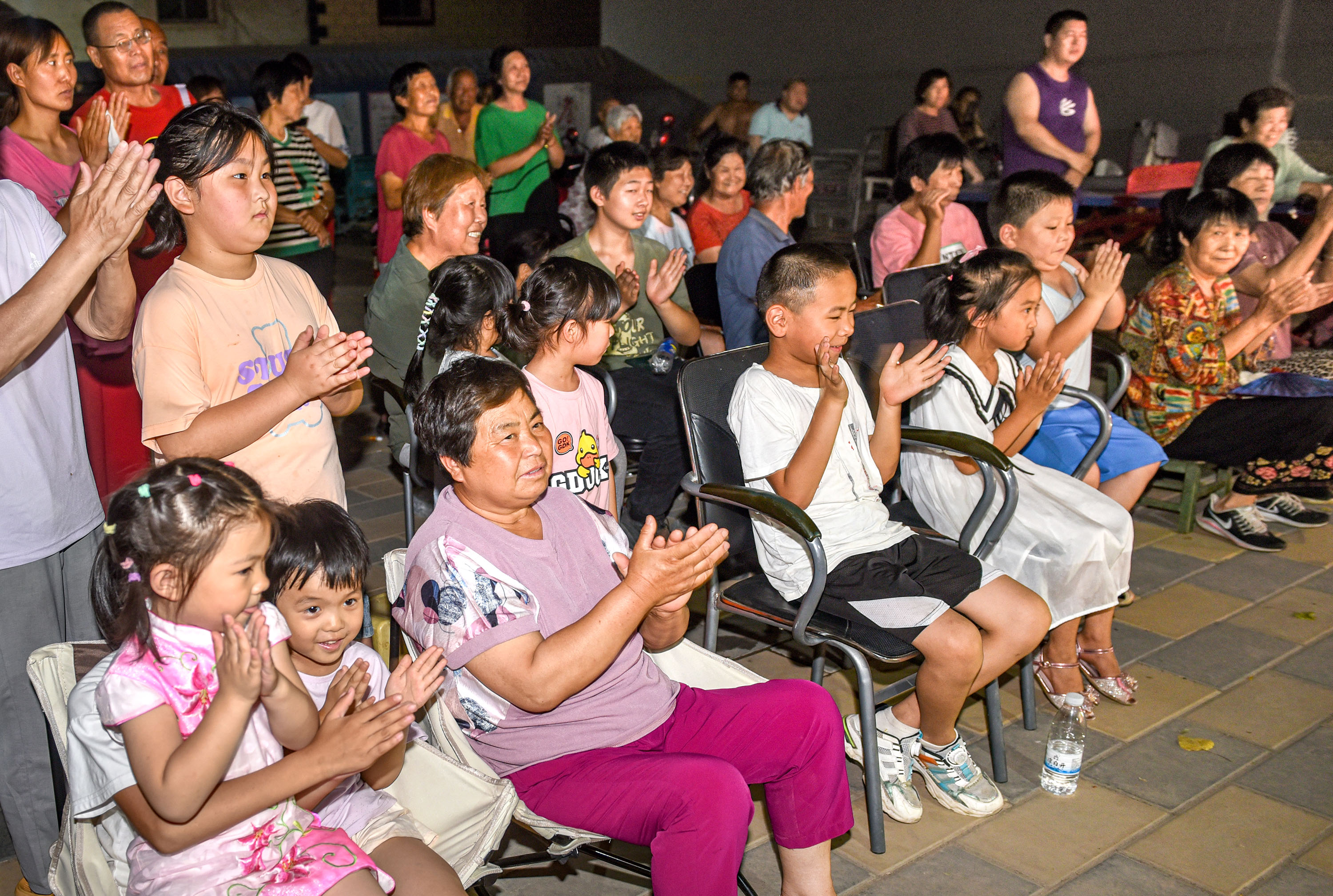 图片默认标题_fororder_6月18日晚上,在河北省涿州市码头镇东杨合庄村党群服务中心,河北梆子经典传统戏《南北和》正在这里精彩上演,博得了村里戏迷们的阵阵掌声。刘永兴 摄