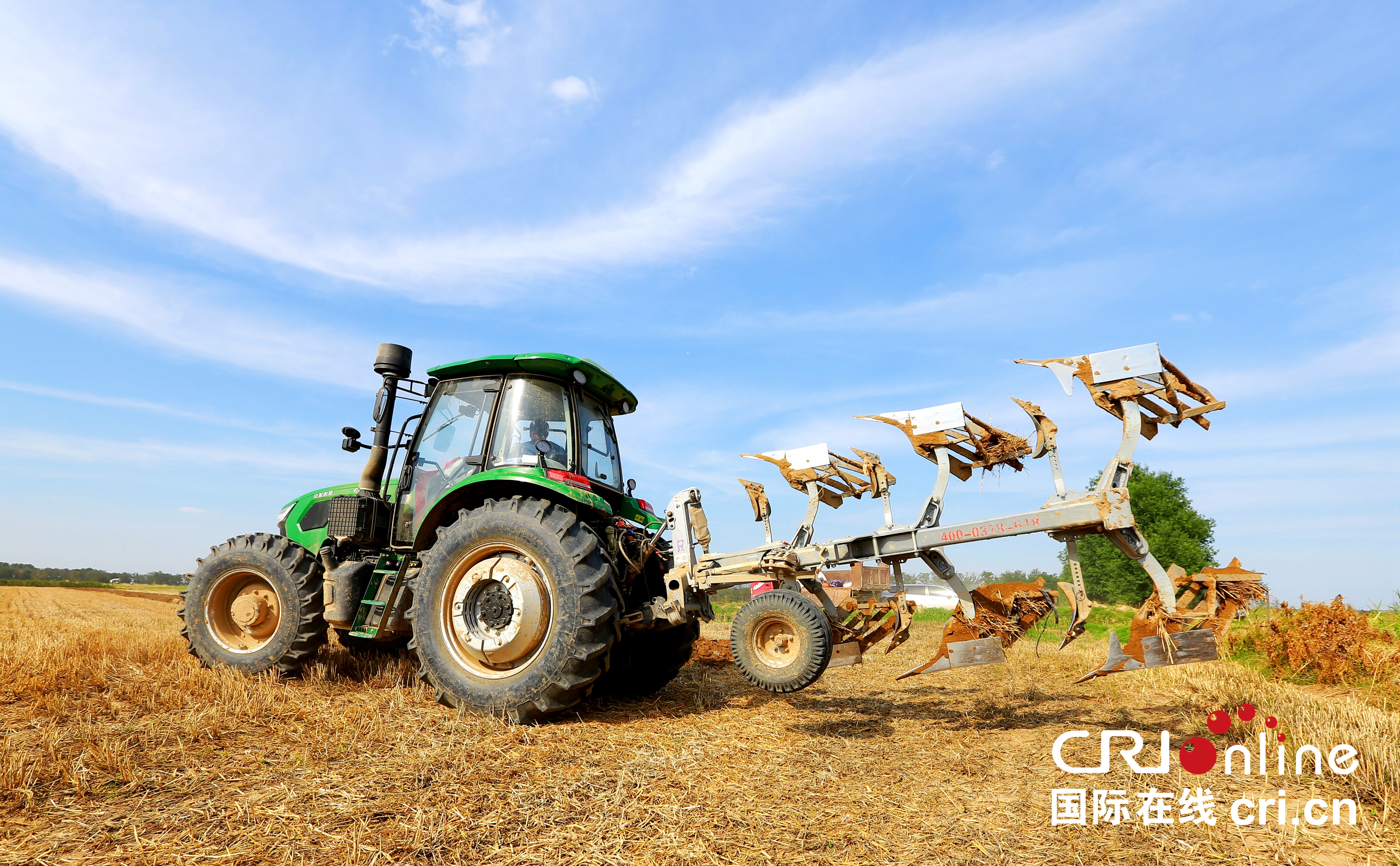 陕西潼关:抢抓农时夏种耕作忙_fororder_6月16日,潼关县四知村农户驾驶农机正在小麦收割后的田间犁地。 (2)