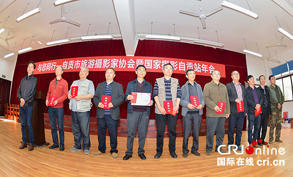 图片默认标题_fororder_4向协会年度优秀会员颁发证书（摄影-杨梦婧）